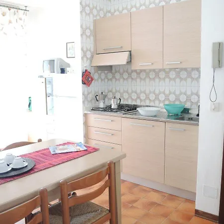 Flat 100 M From The With Sunny Balcony 比比翁