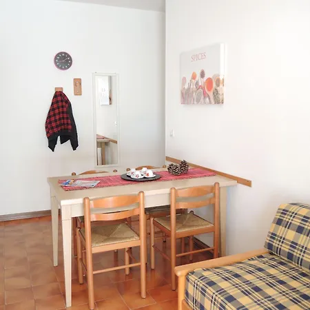 Flat 100 M From The With Sunny Balcony 比比翁