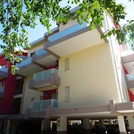 Flat 100 M From The With Sunny Balcony 比比翁